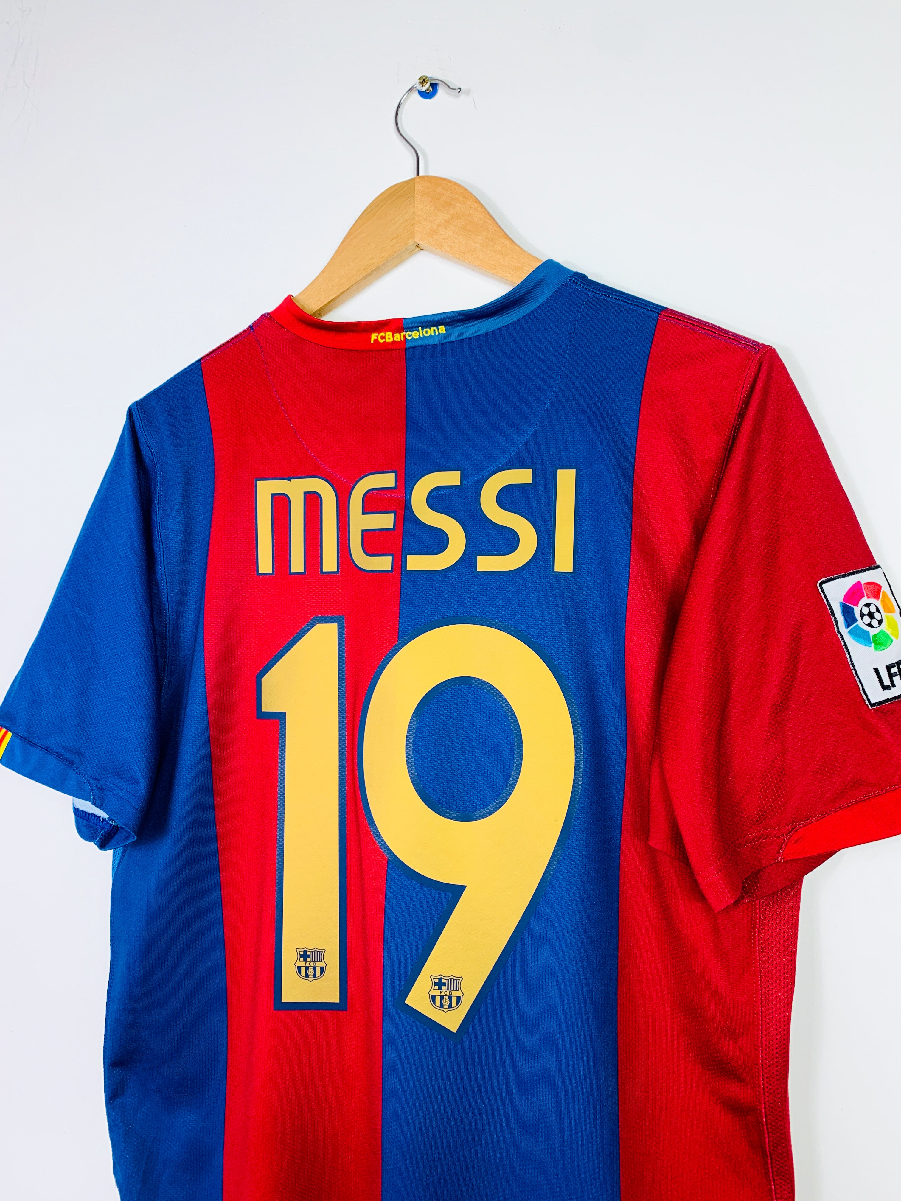 BARCELONA 2006/2007 HOME SHIRT #19 MESSI