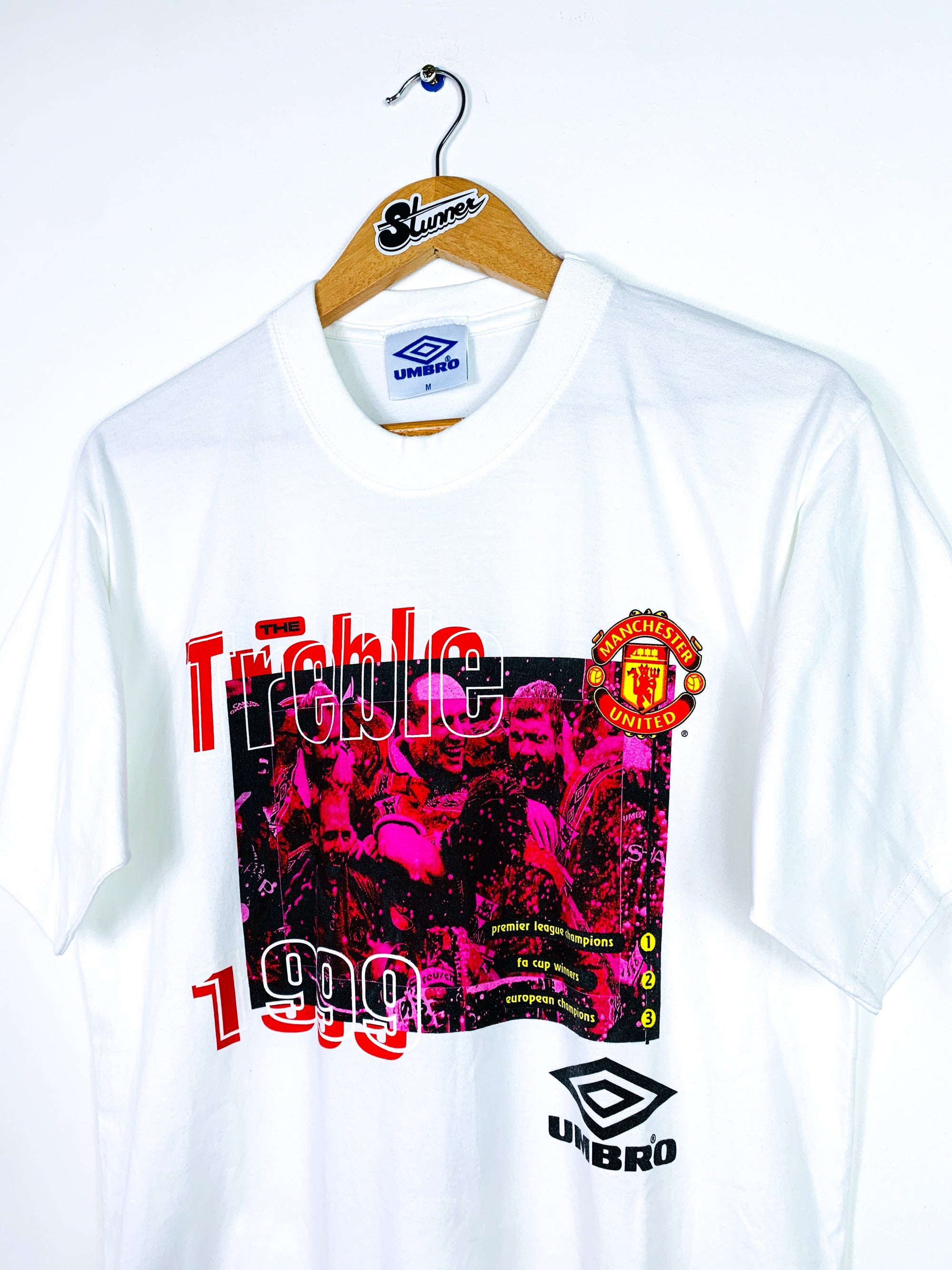 MANCHESTER UNITED 1999/2000 'TREBLE WINNERS' GRAPHIC TEE