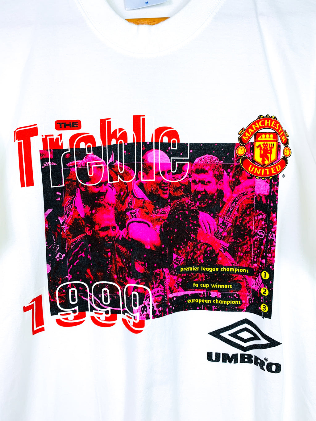 MANCHESTER UNITED 1999/2000 'TREBLE WINNERS' GRAPHIC TEE