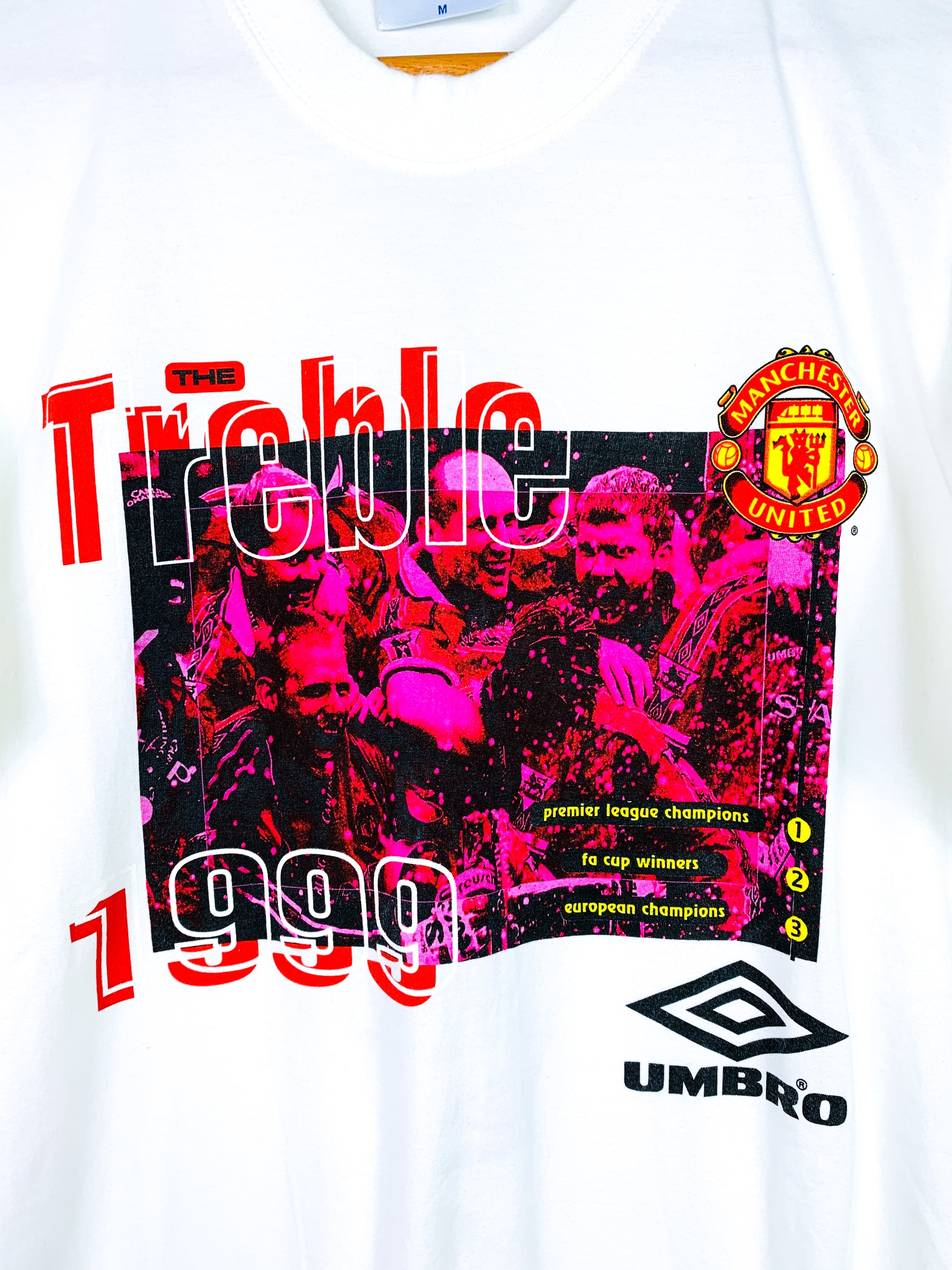MANCHESTER UNITED 1999/2000 'TREBLE WINNERS' GRAPHIC TEE