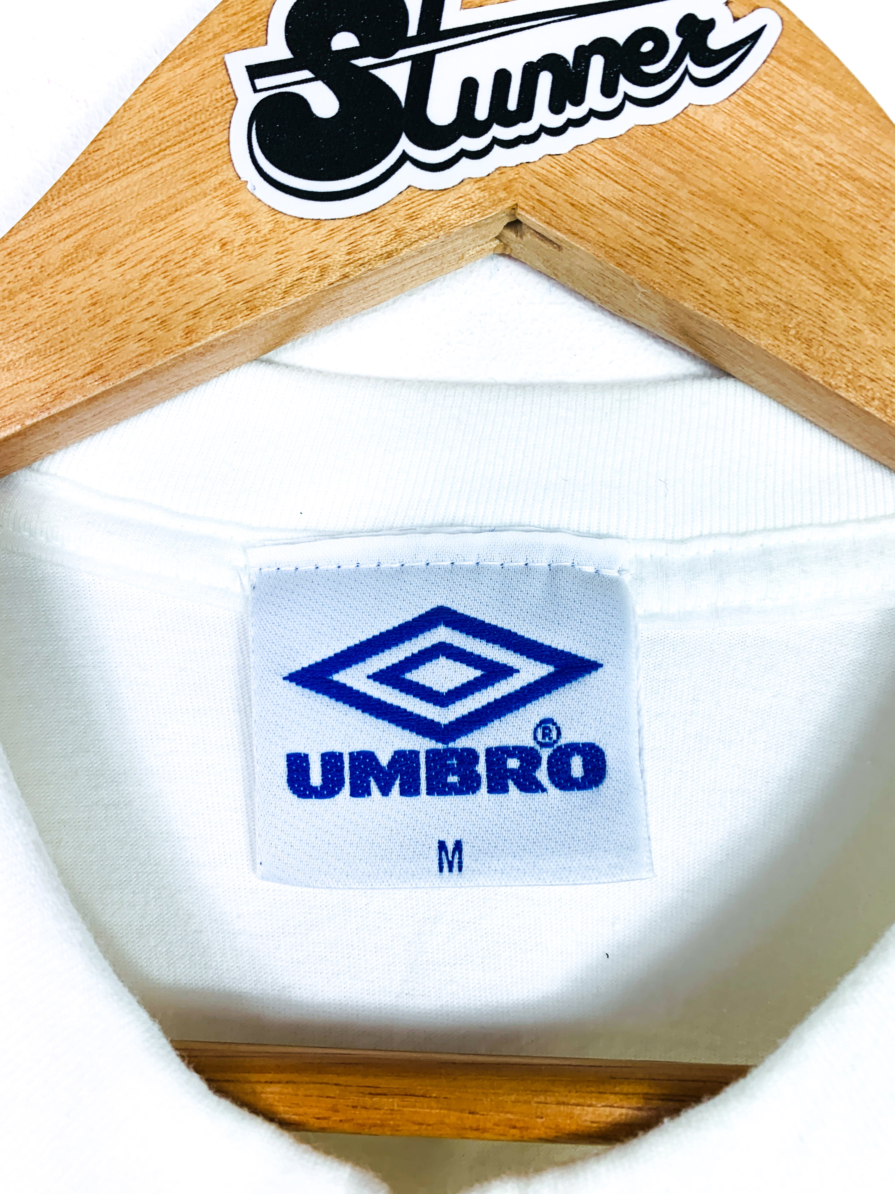 MANCHESTER UNITED 1998/1999 'TREBLE WINNERS' GRAPHIC TEE – Stunner