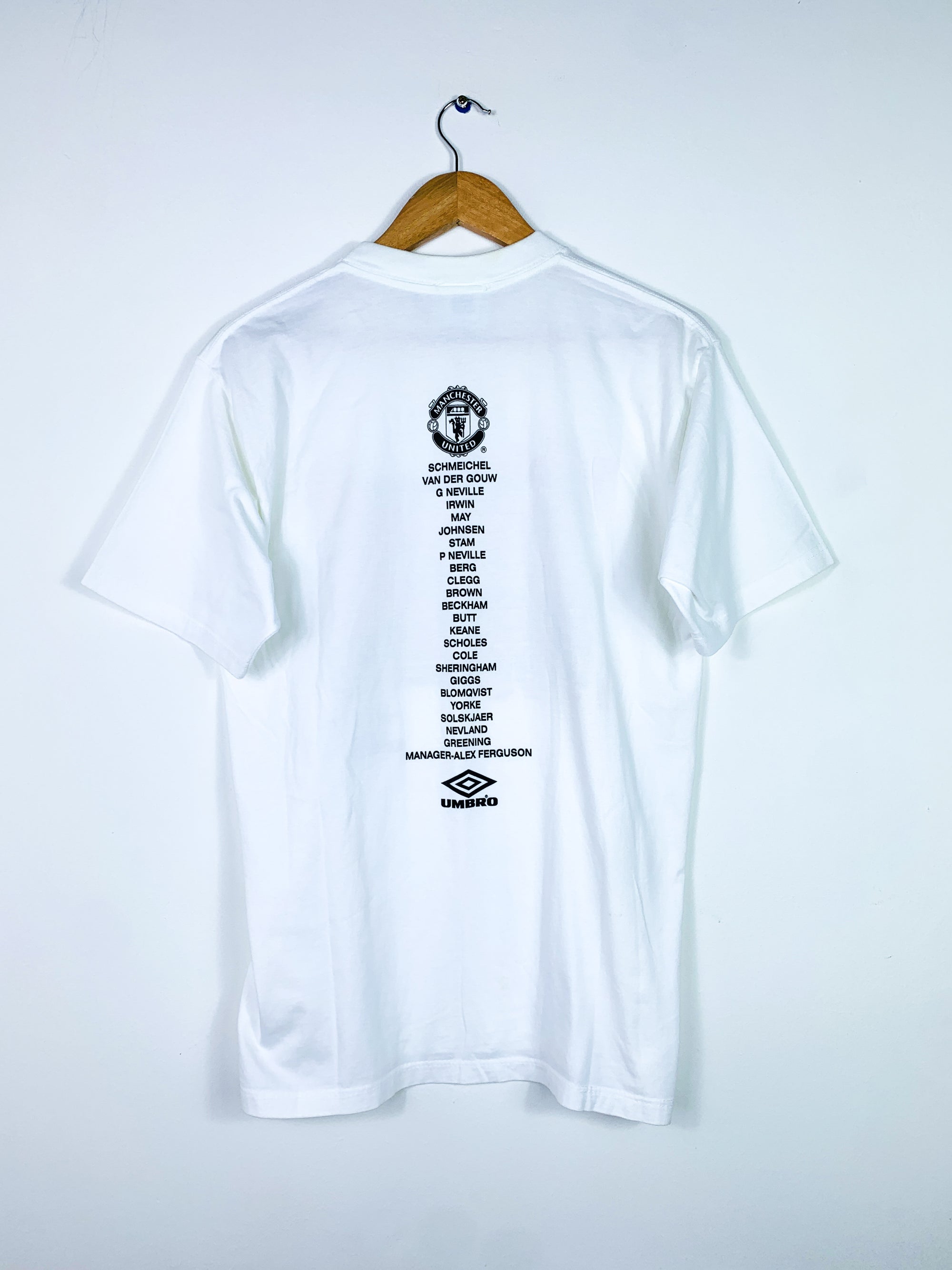 MANCHESTER UNITED 1999/2000 'TREBLE WINNERS' GRAPHIC TEE