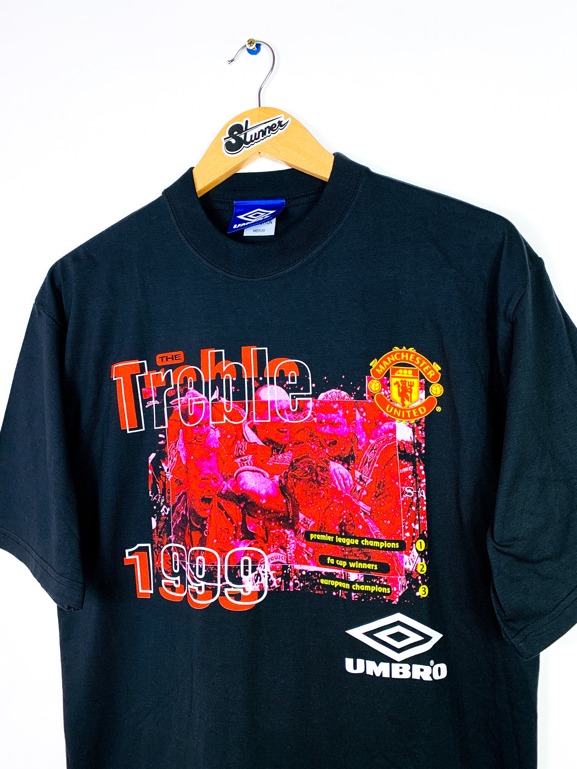 MANCHESTER UNITED 1999/2000 'TREBLE WINNERS' GRAPHIC TEE