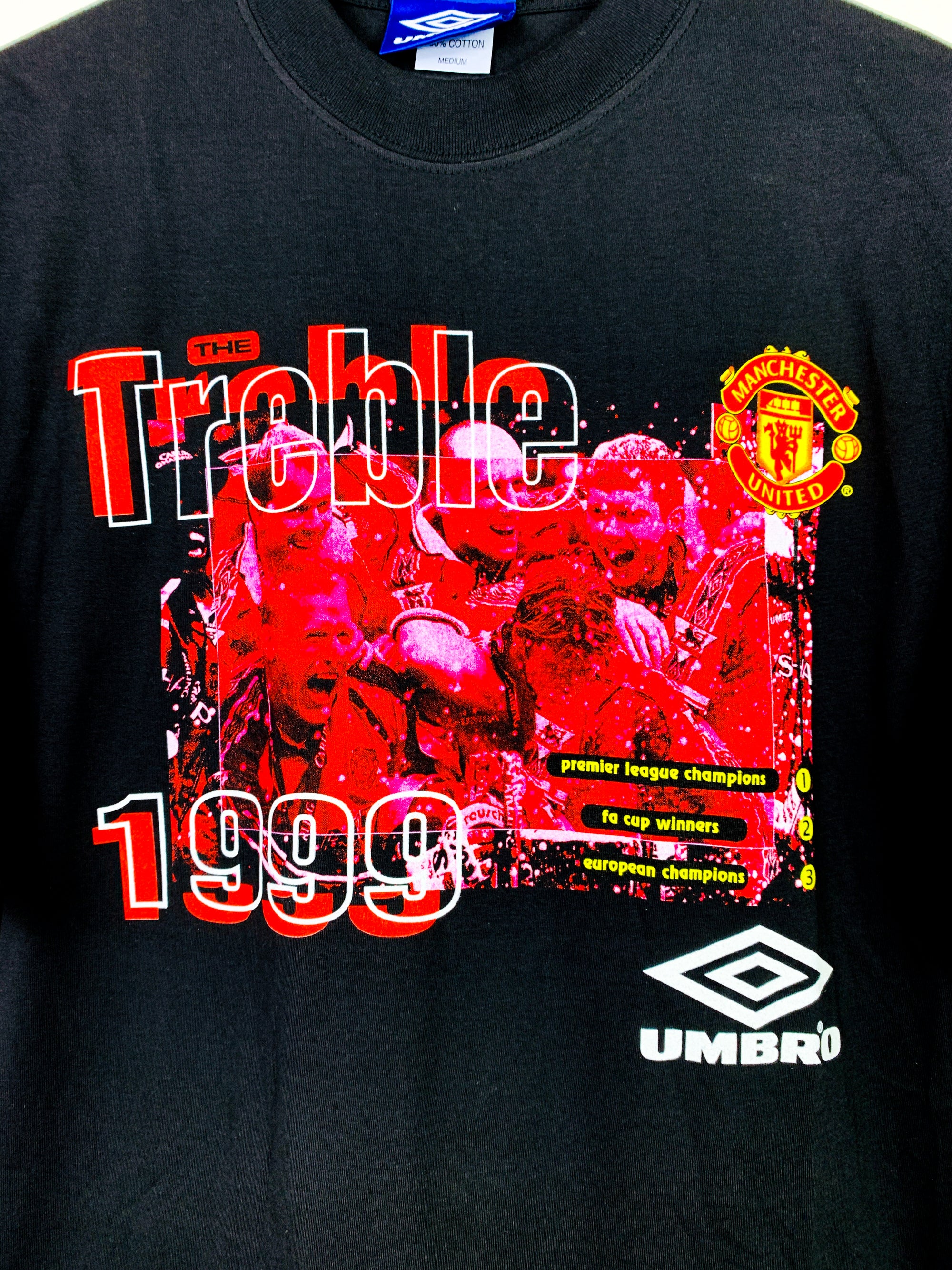 MANCHESTER UNITED 1999/2000 'TREBLE WINNERS' GRAPHIC TEE