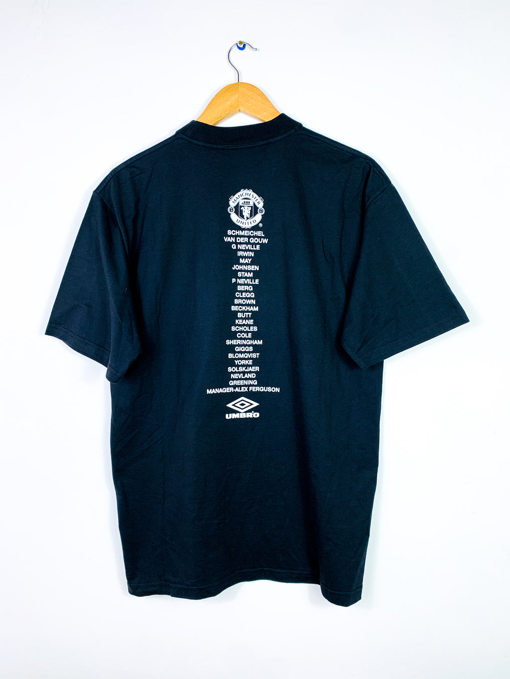 MANCHESTER UNITED 1999/2000 'TREBLE WINNERS' GRAPHIC TEE