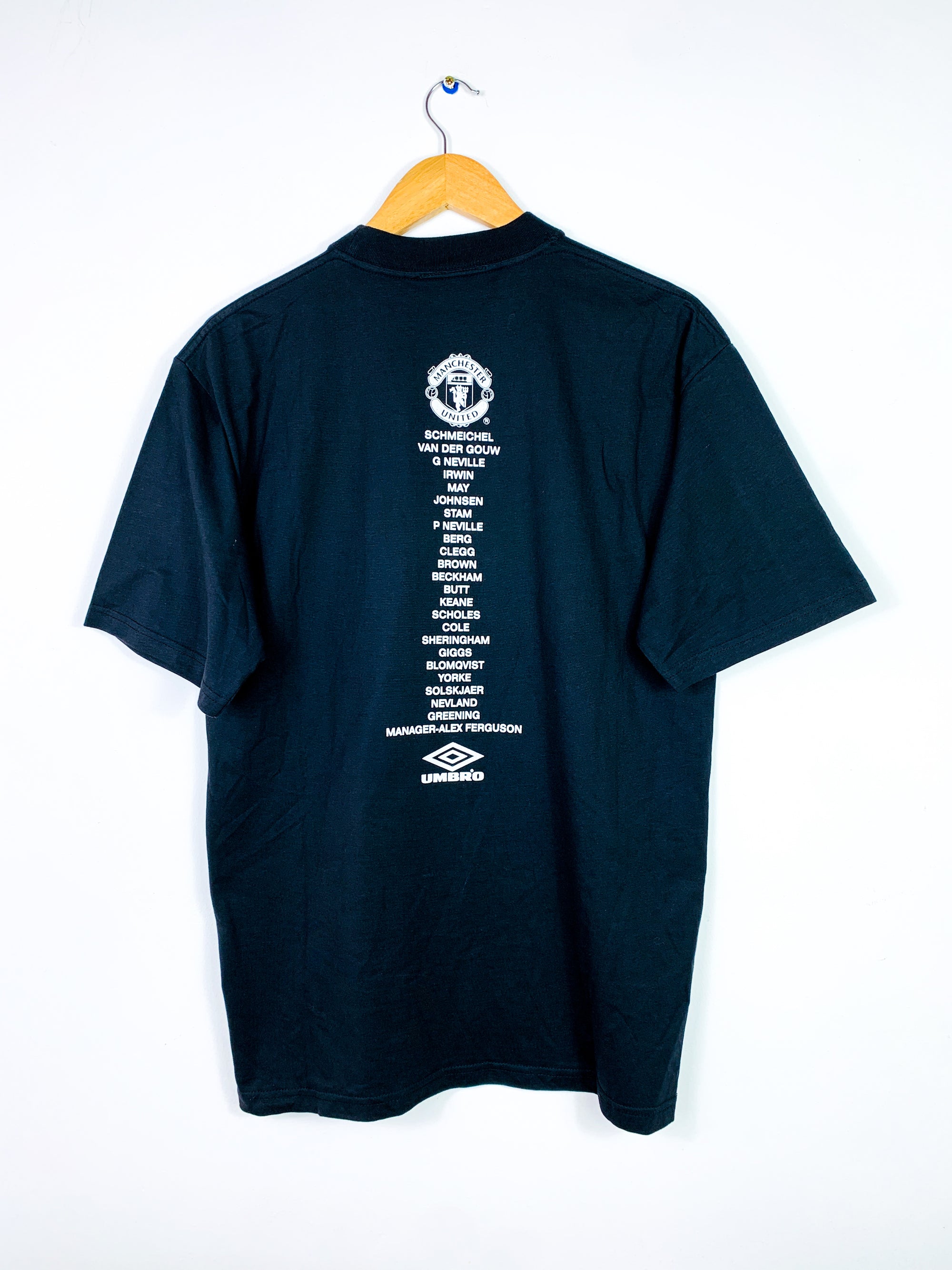 MANCHESTER UNITED 1999/2000 'TREBLE WINNERS' GRAPHIC TEE
