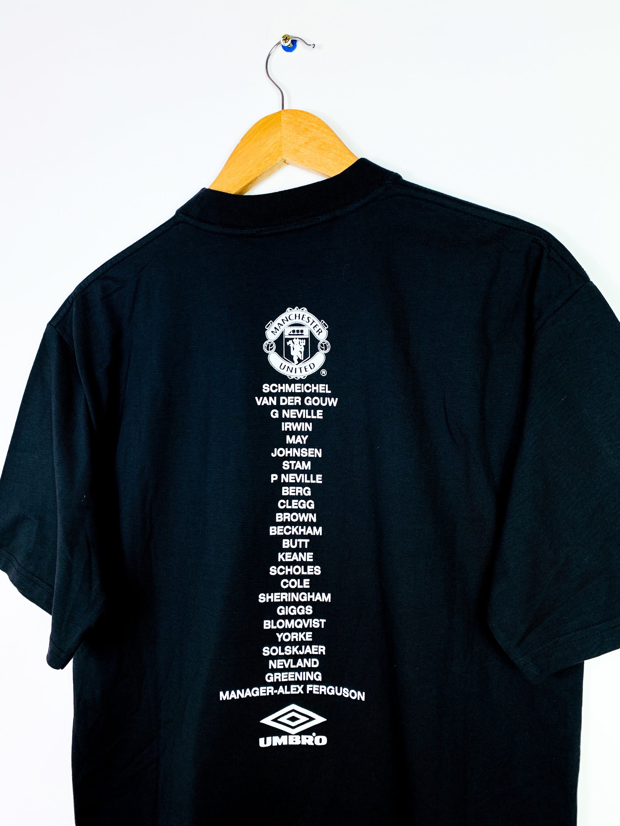 MANCHESTER UNITED 1999/2000 'TREBLE WINNERS' GRAPHIC TEE