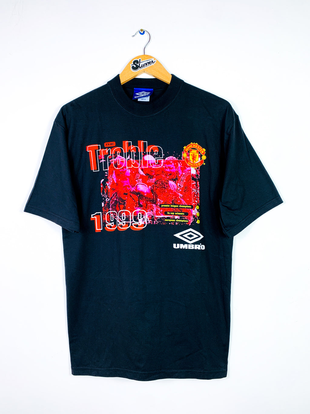 MANCHESTER UNITED 1999/2000 'TREBLE WINNERS' GRAPHIC TEE