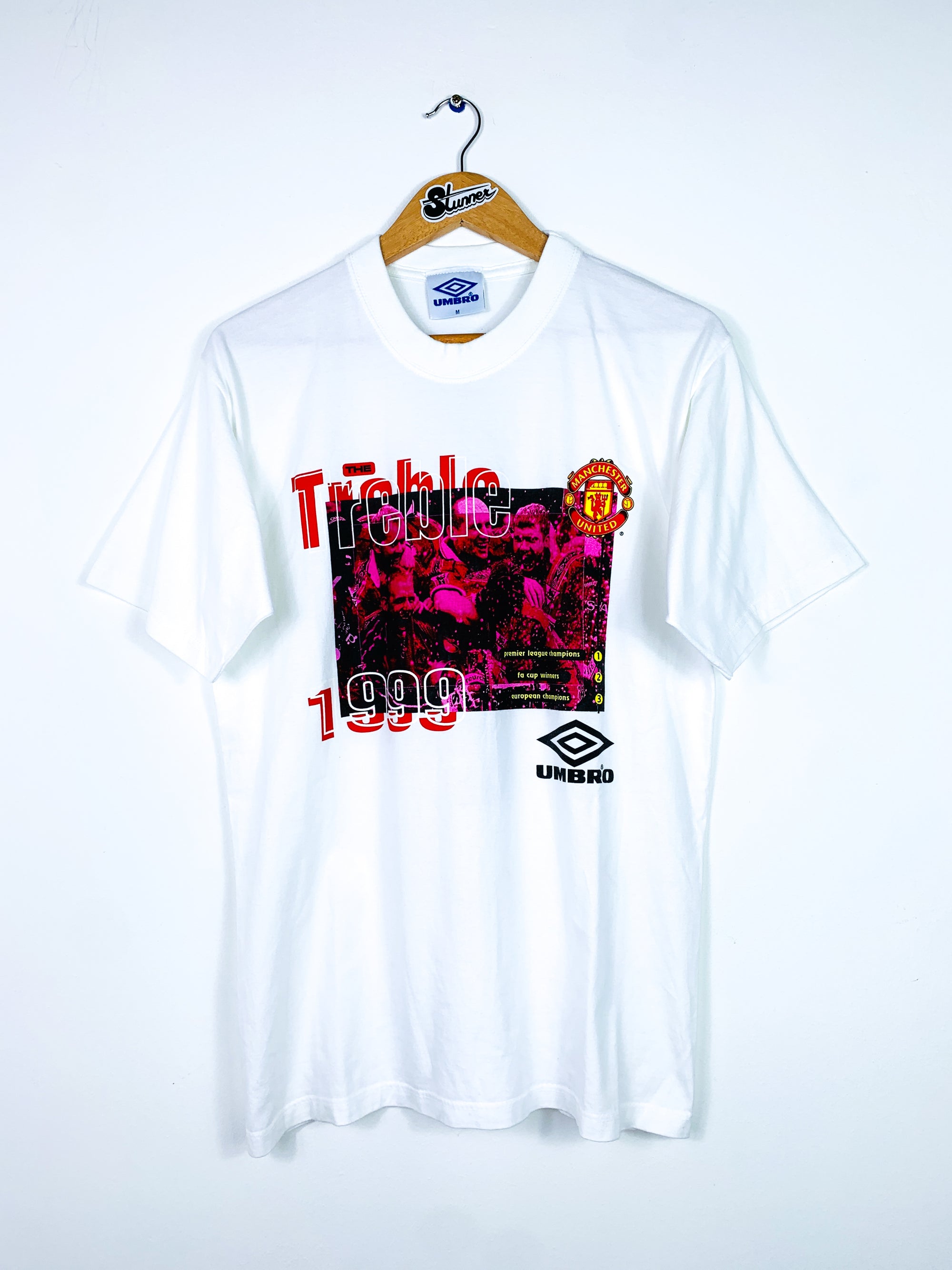 MANCHESTER UNITED 1999/2000 'TREBLE WINNERS' GRAPHIC TEE