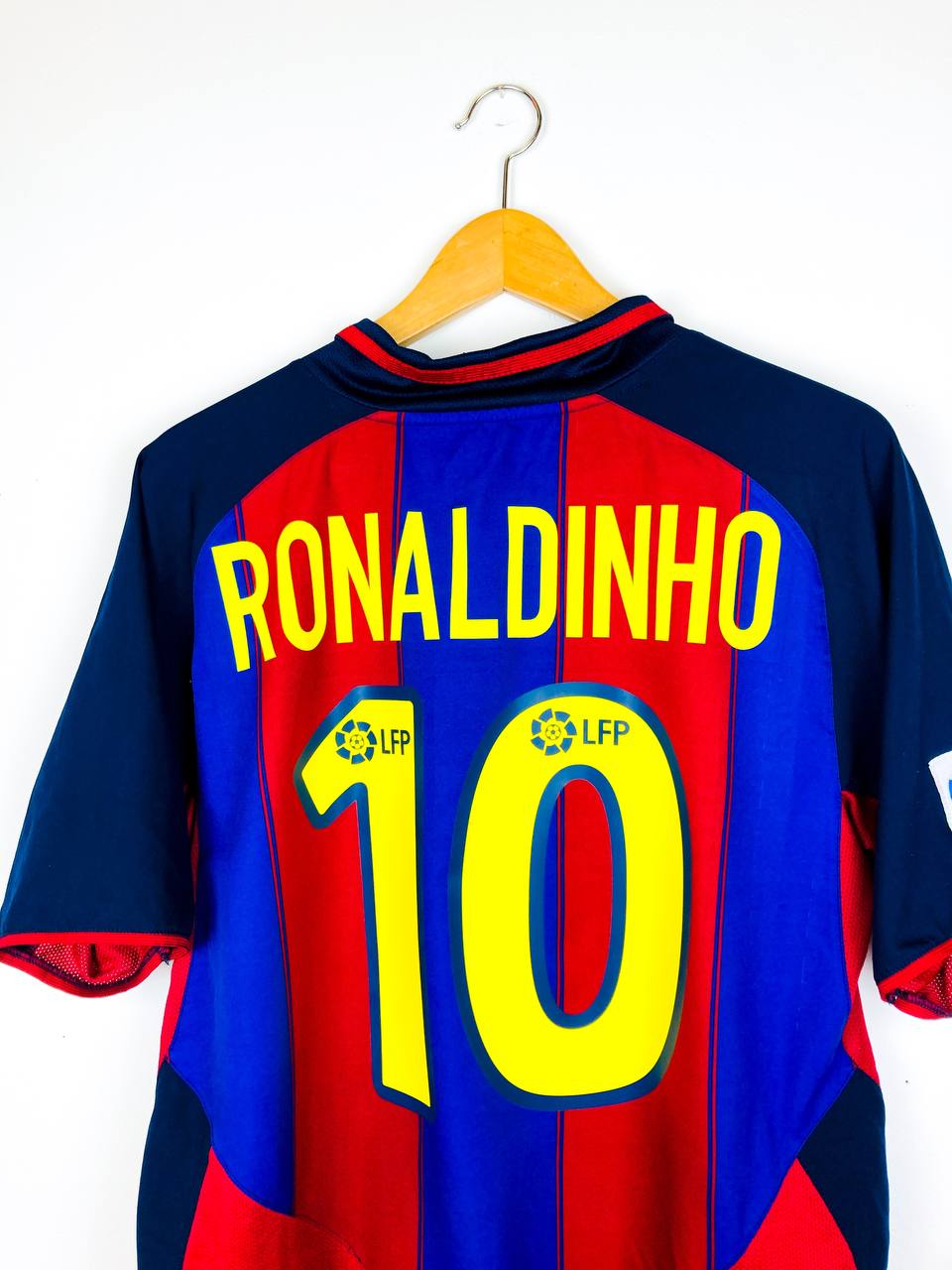 BARCELONA 2003/2004 HOME SHIRT #10 RONALDINHO