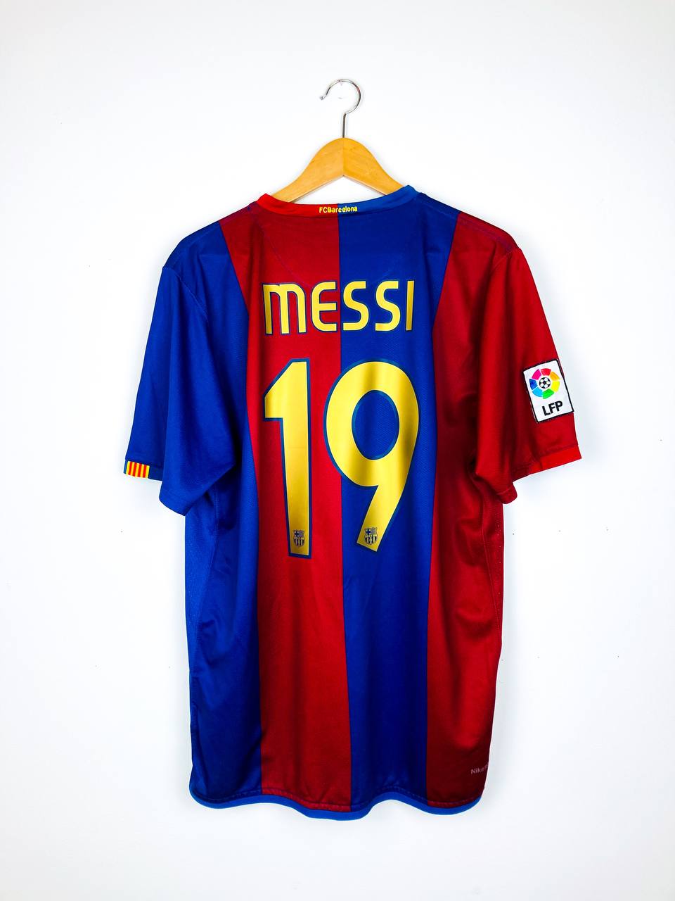 BARCELONA 2006/2007 HOME SHIRT #19 MESSI