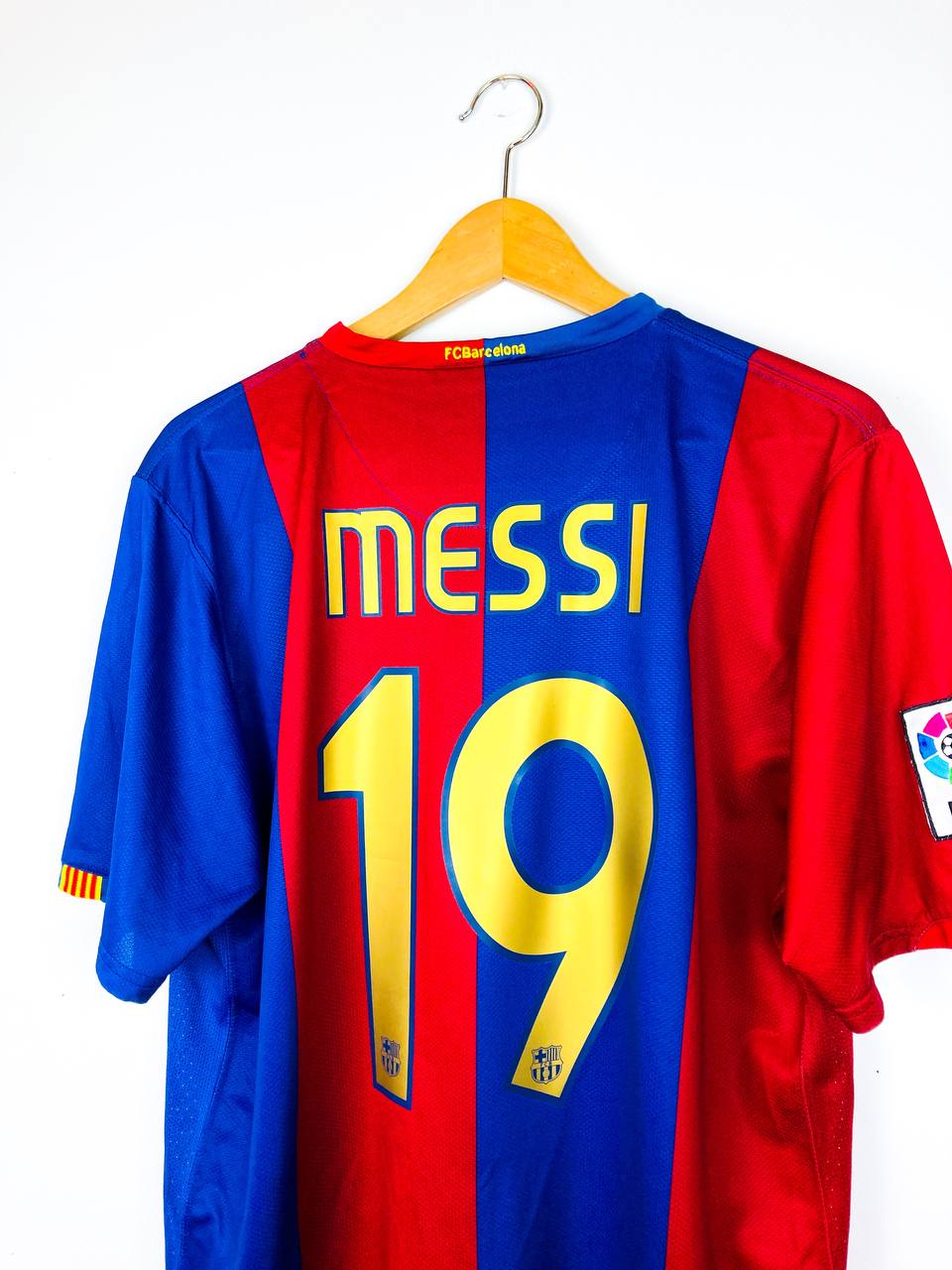 BARCELONA 2006/2007 HOME SHIRT #19 MESSI