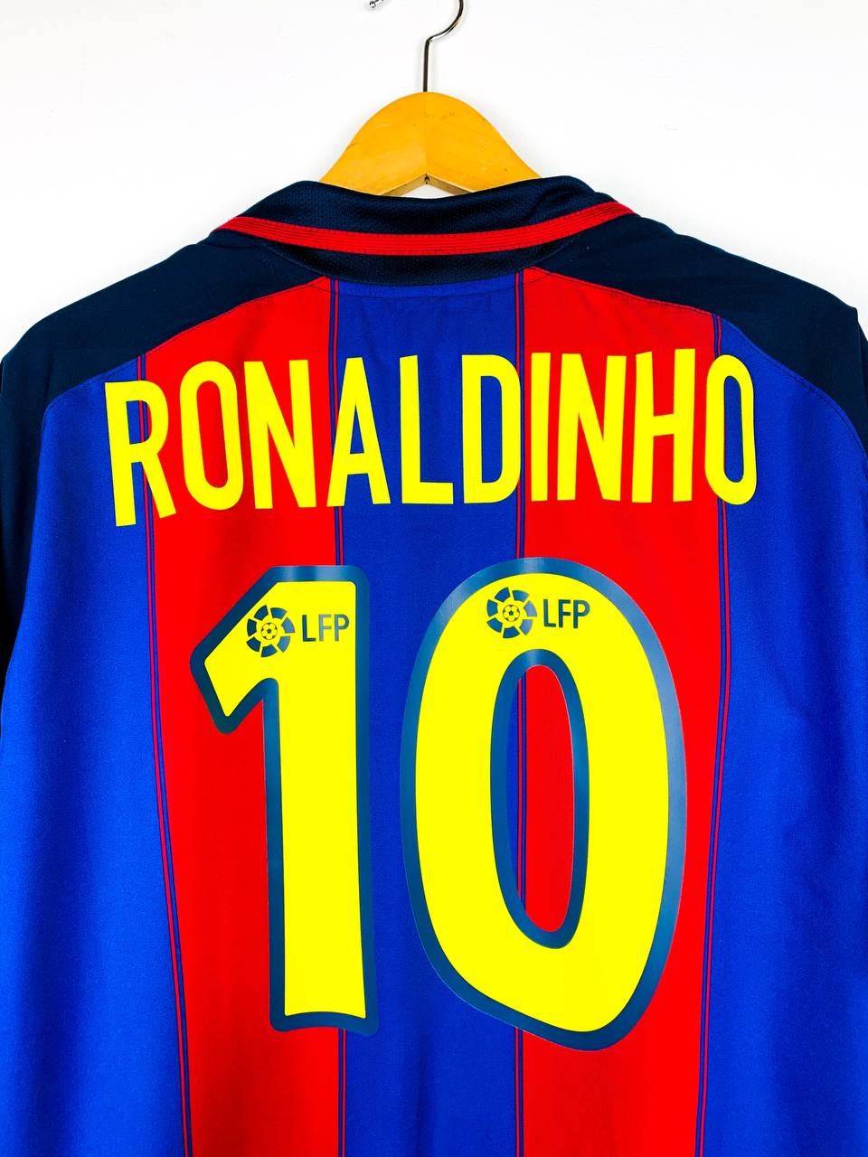 BARCELONA 2003/2004 HOME SHIRT #10 RONALDINHO
