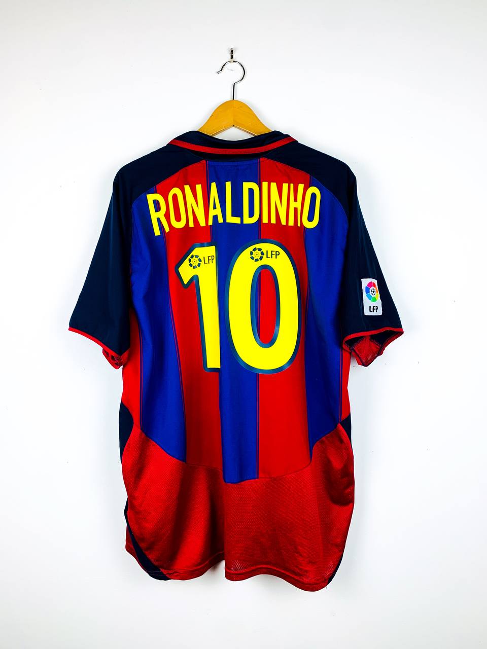 BARCELONA 2003/2004 HOME SHIRT #10 RONALDINHO