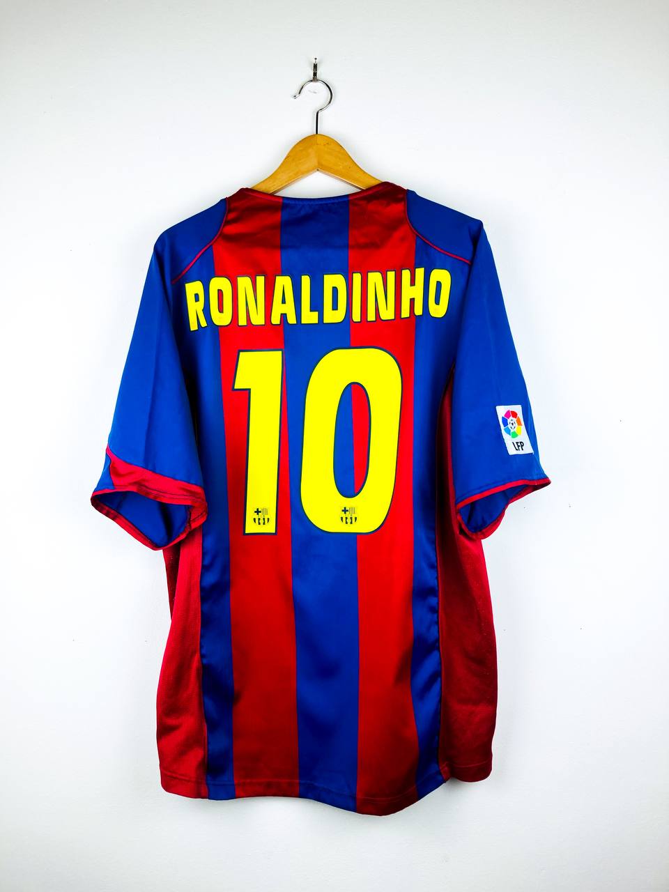 BARCELONA 2004/2005 HOME SHIRT #10 RONALDINHO