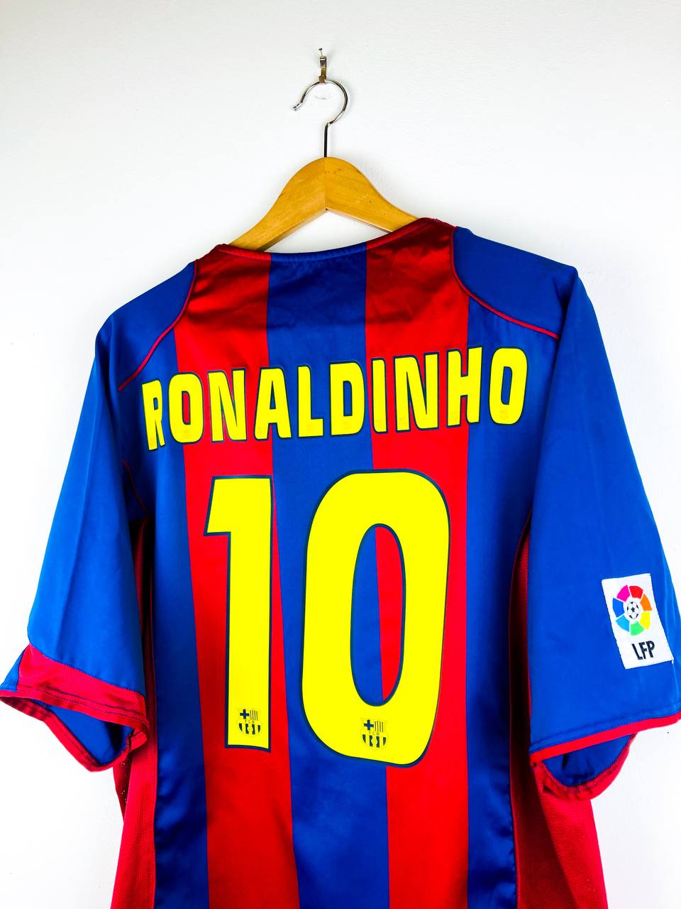 BARCELONA 2004/2005 HOME SHIRT #10 RONALDINHO