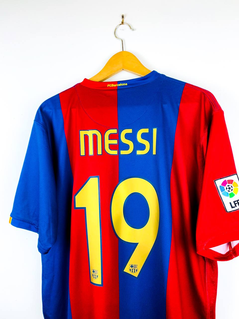 BARCELONA 2006/2007 HOME SHIRT #19 MESSI