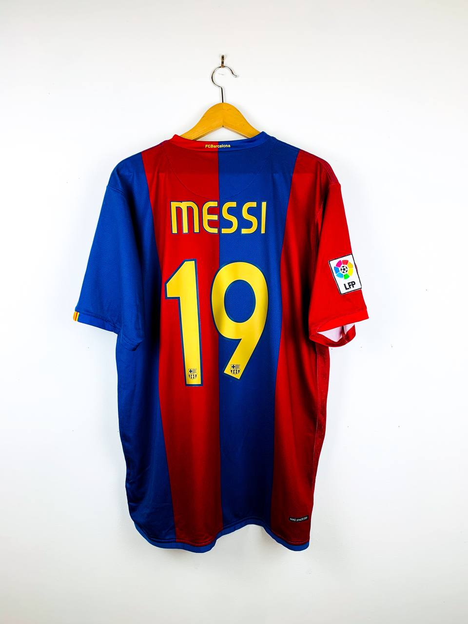 BARCELONA 2006/2007 HOME SHIRT #19 MESSI